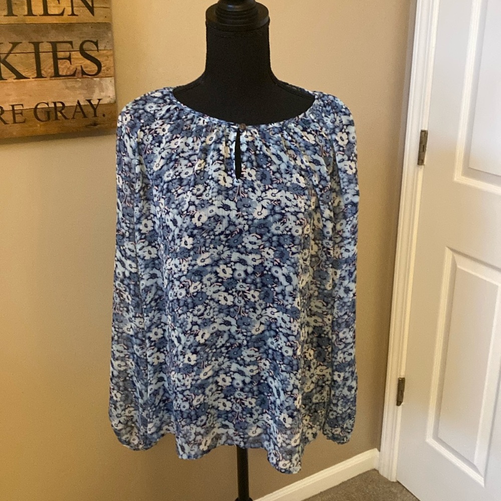 VINCE CAMUTO blue/pink/white flor blouse w/keyhole at front, Sz L, EUC
